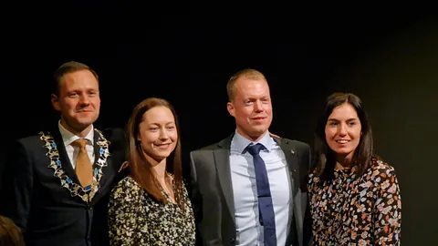 Stue meg grønne vegger og rosa stol